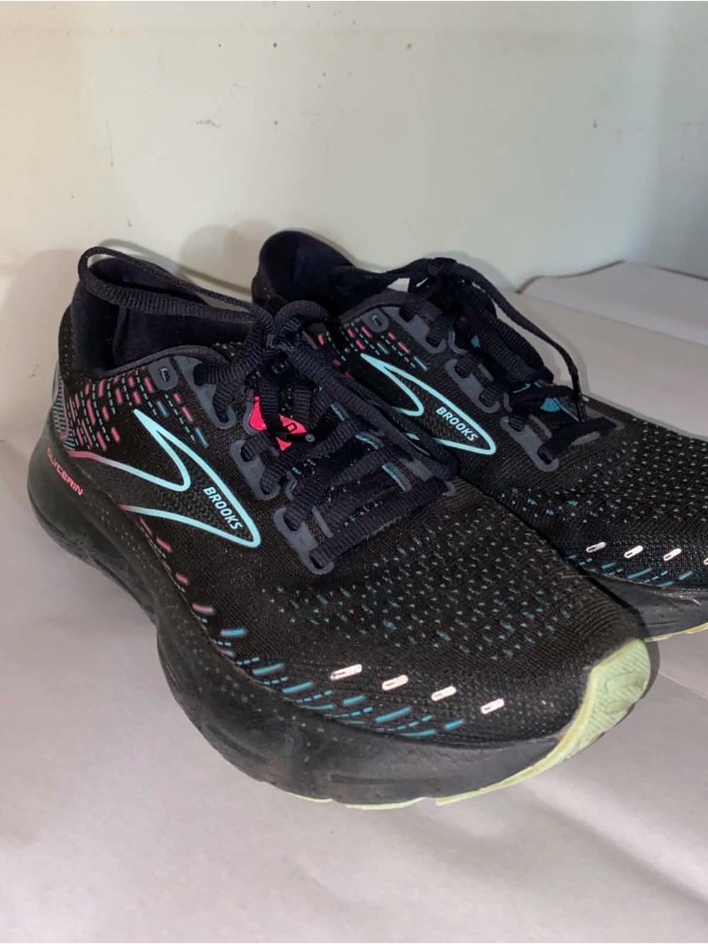 Brooks women’s Black Sneakers with Aqua and Pink Highlights